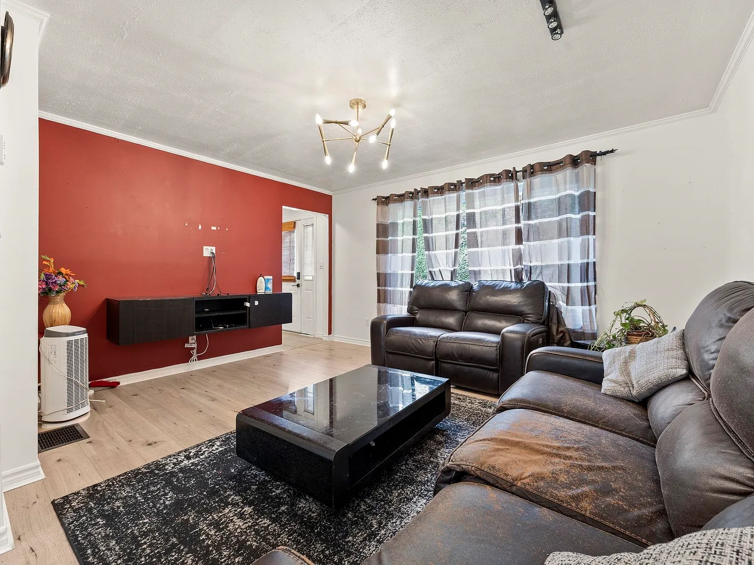 5 bed, 2200 sqft, $4,750 — Photo 3