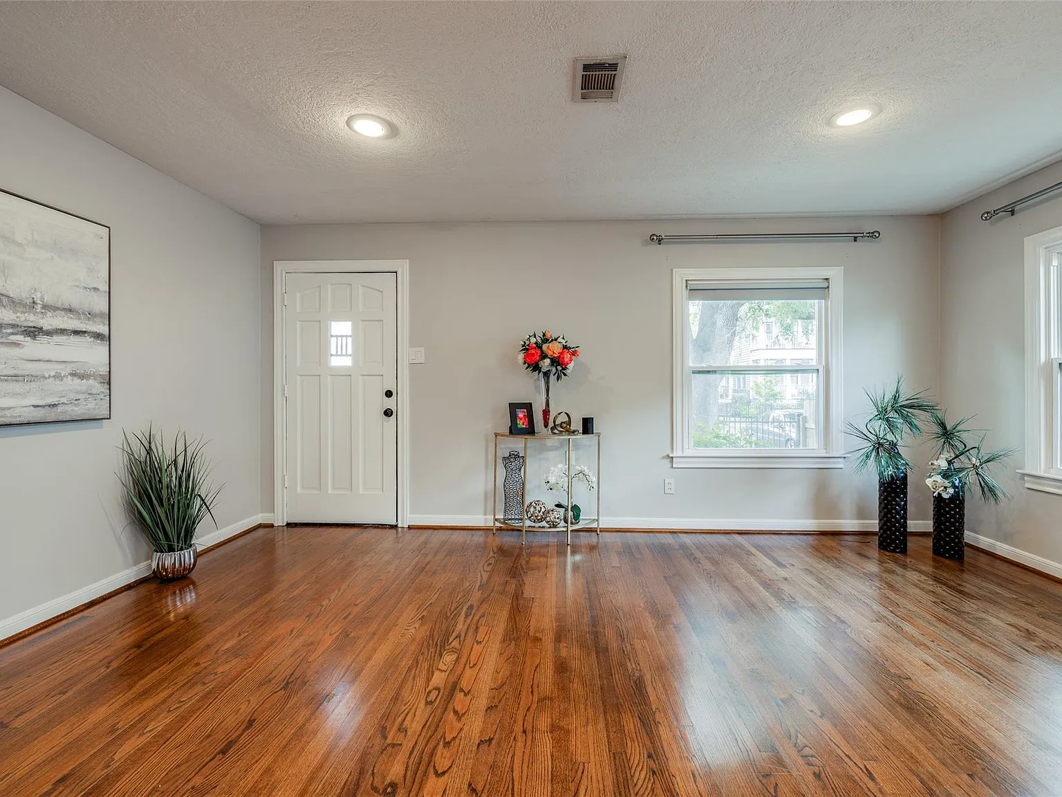 3 bed, 2.0 bath, 1574 sqft, $3,600 — Photo 4