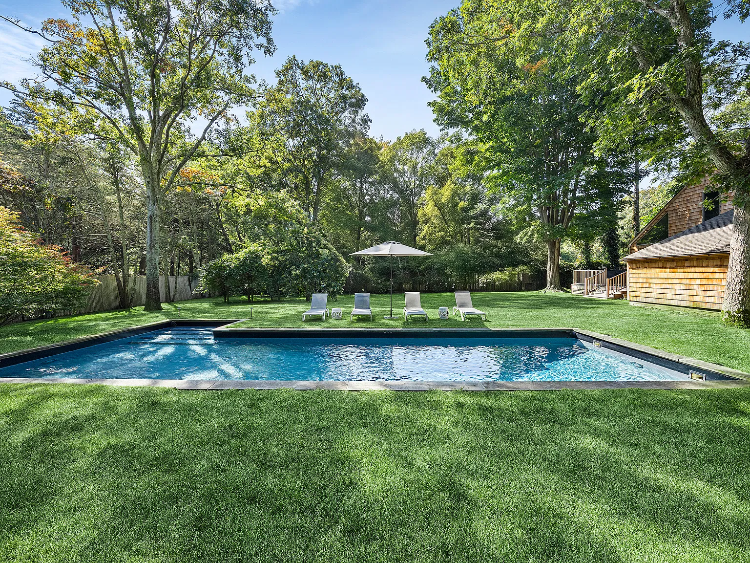 Charming 3-Bedroom East Hampton Escape — Photo 2