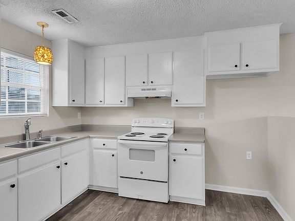 5th image of 204-206 208 Sunnyside Dr