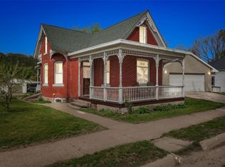 422 S 2nd St, Guttenberg, IA 52052