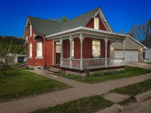 422 S 2nd St, Guttenberg, IA 52052