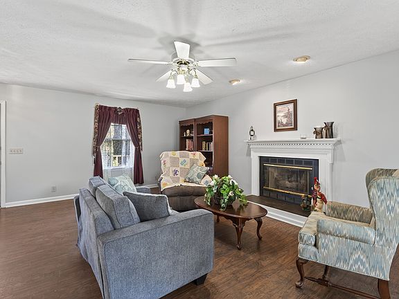 5th image of 1120 Crestfield Dr