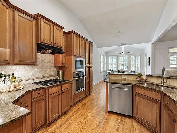 3rd image of 6910 Hampton Creek Dr