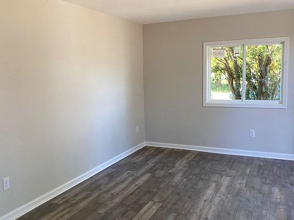 3rd image of 2209 Spence Cir