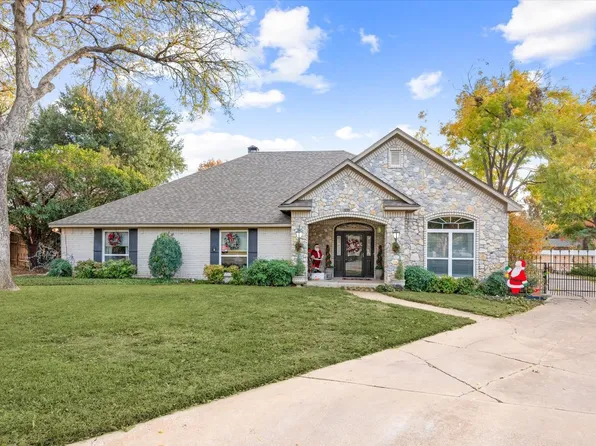 6304 Edenborough Ct, Fort Worth, TX 76180