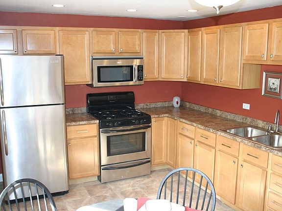 Eat-In Kitchen w/stainless