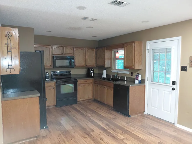 3725 Greenwood Rd — Photo 9