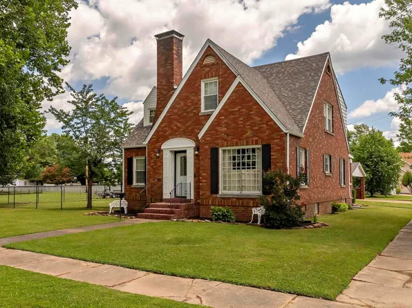 100 N 11th St, Herrin, IL 62948