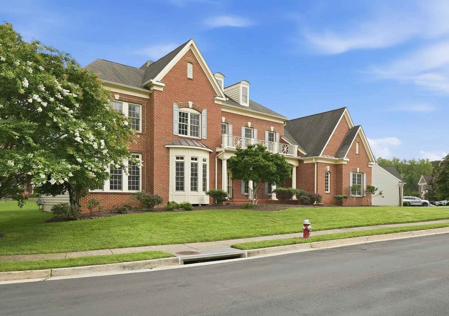 This impressive home combines elegance, comfort, and everyday convenience. — Photo 2