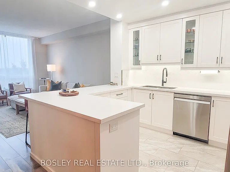 326 Major Mackenzie Dr E #822 — Photo 5