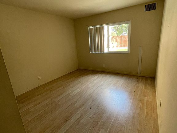4th image of 14401 Hartsook St #108