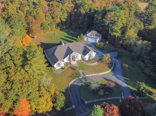 1 Woodbury Ln, Dartmouth, MA 02747