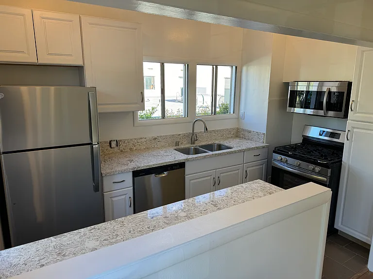 824 N Hayworth Ave #C — Photo 7