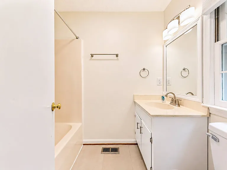 100 Penn Dr — Photo 12
