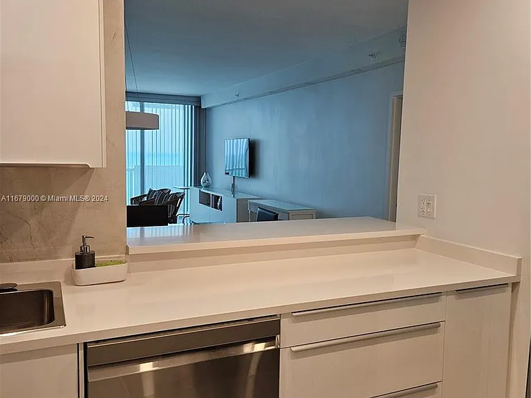 5601 Collins Ave #1605 — Photo 6