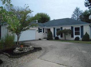 1908 Meadowlake Dr, Charleston, IL