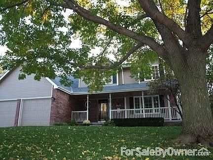 7501 Grand Oaks Drive : Beautiful home with 2+ car garage, sprinklers, landscaping