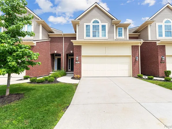 7512 Berry Wood Ln, West Bloomfield, MI 48322