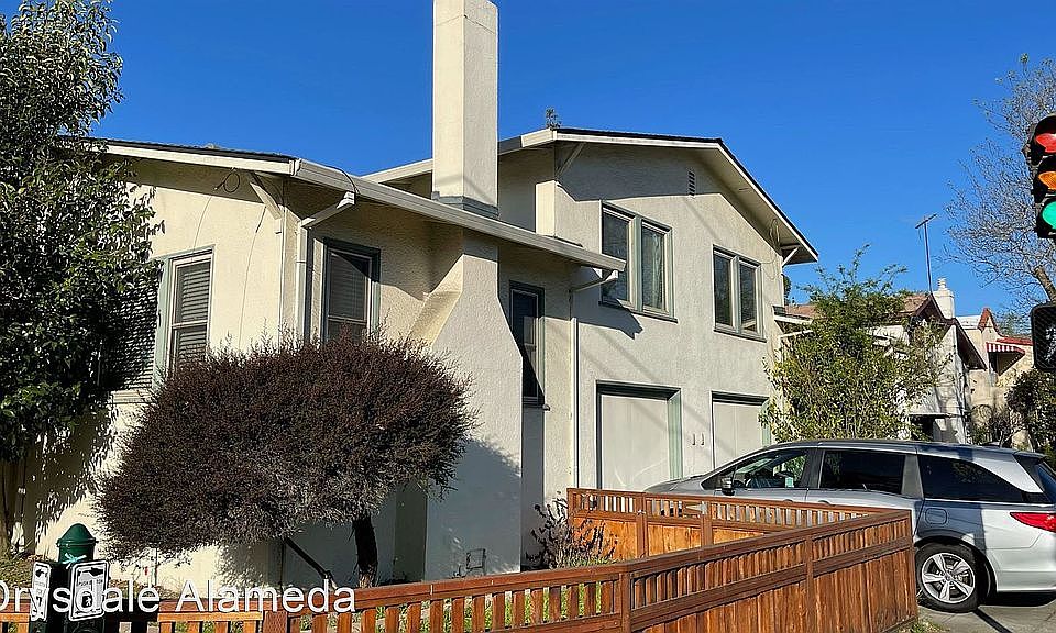 2nd image of 2524 Encinal Ave