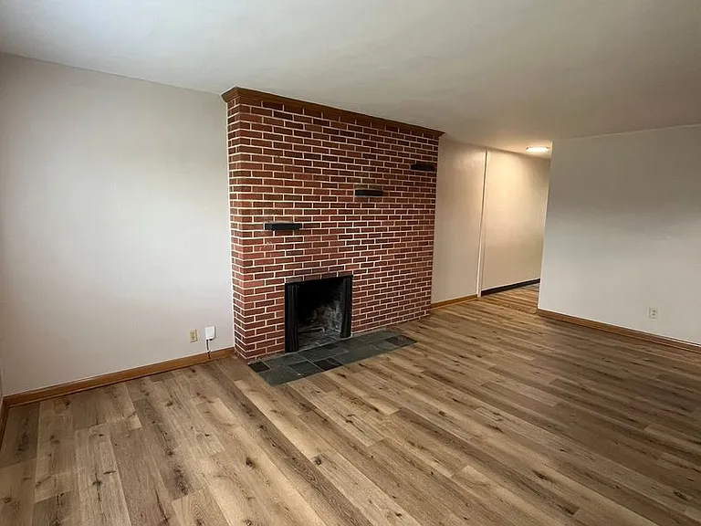 2924-2926 Mount Holyoke Rd — Photo 2