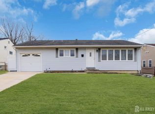 16 Hemlock Dr, Parlin, NJ 08859