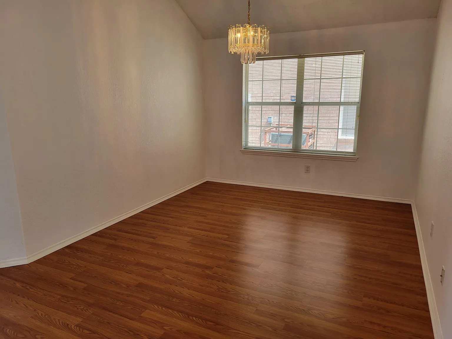 4 bed, 1862 sqft, $2,299 — Photo 4