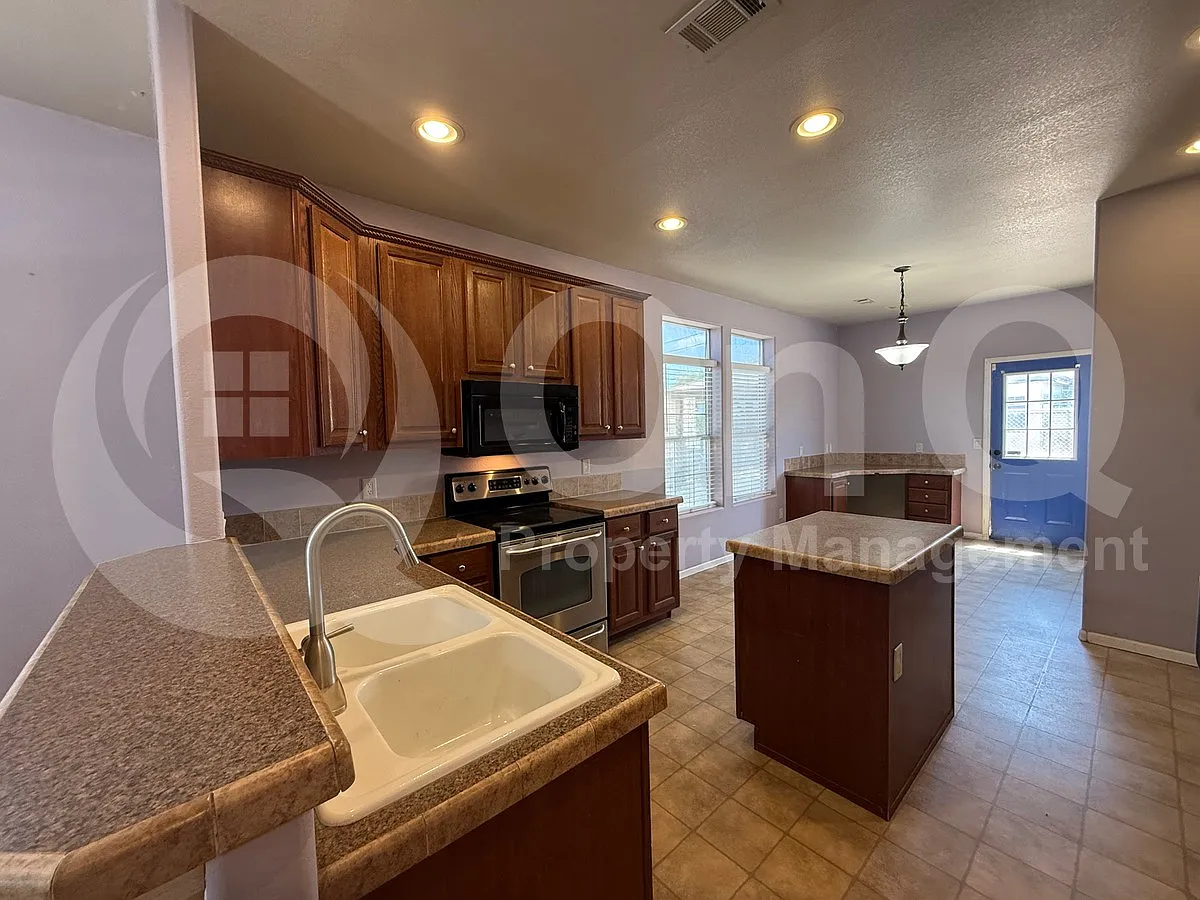 3 bed, 2.0 bath, 1792 sqft, $1,800 — Photo 2