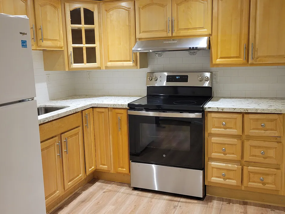 42 Ambleside Cres #LOWER