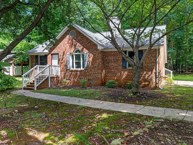 1249 Skyview Dr — Photo 2