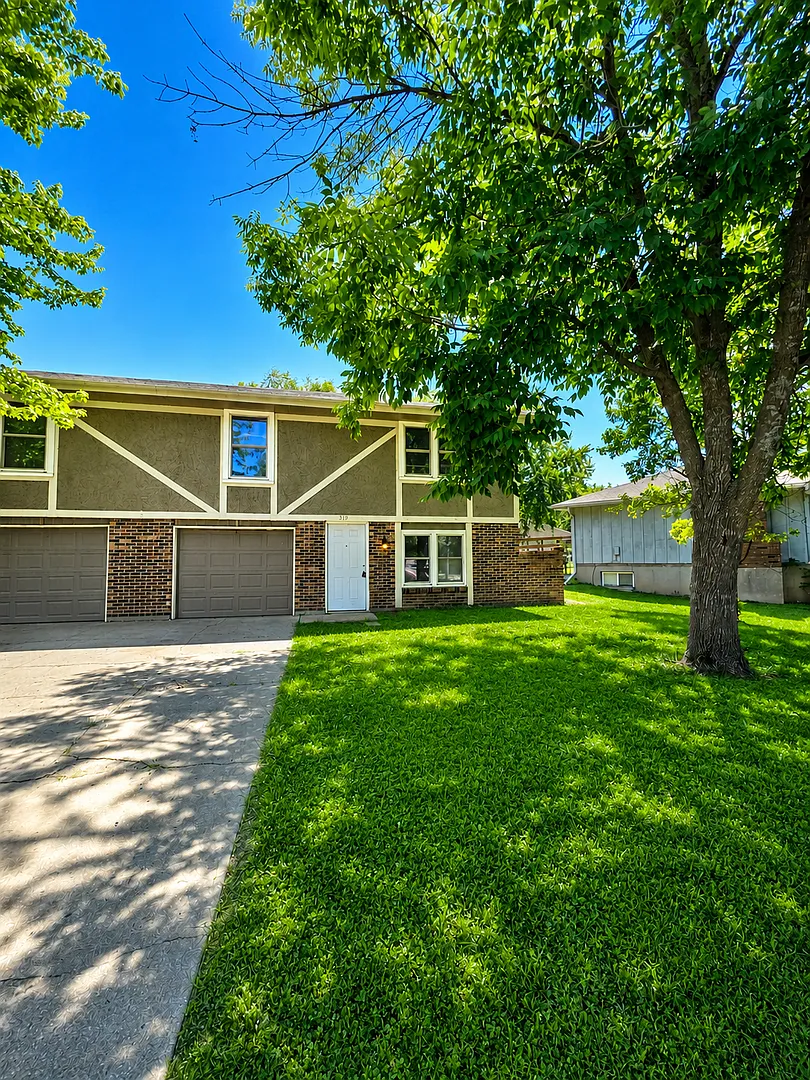 Spacious Split-Level Duplex in Independence! — Photo 1