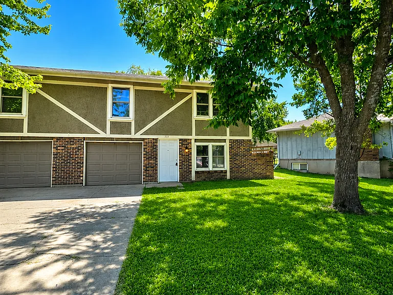 339 N Kendall Dr — Photo 1