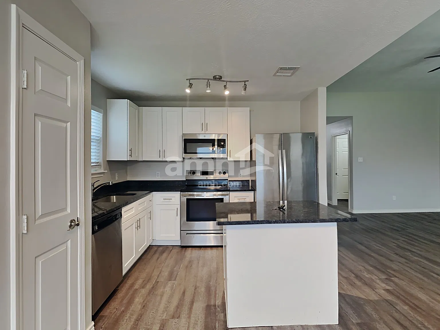 3 bed, 2.0 bath, 1352 sqft, $1,940 — Photo 3