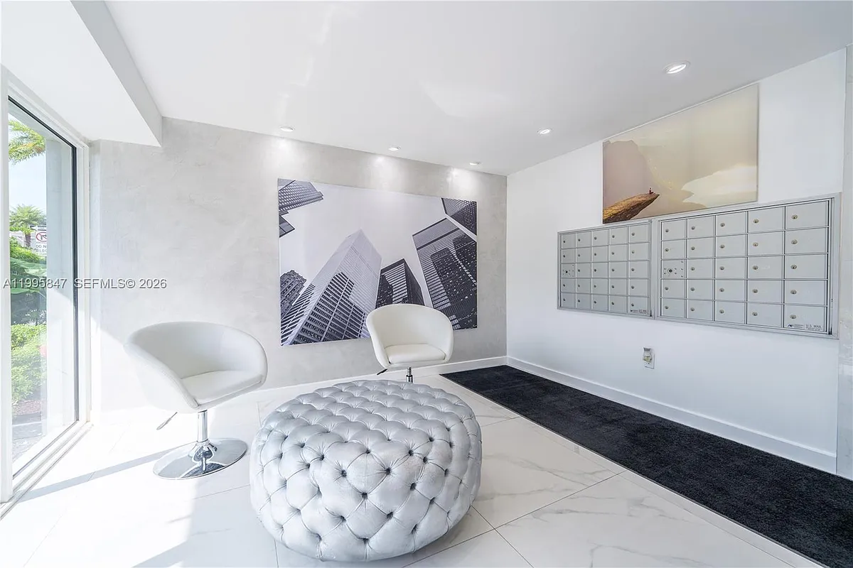 Building Photo - 720 Collins Ave #506