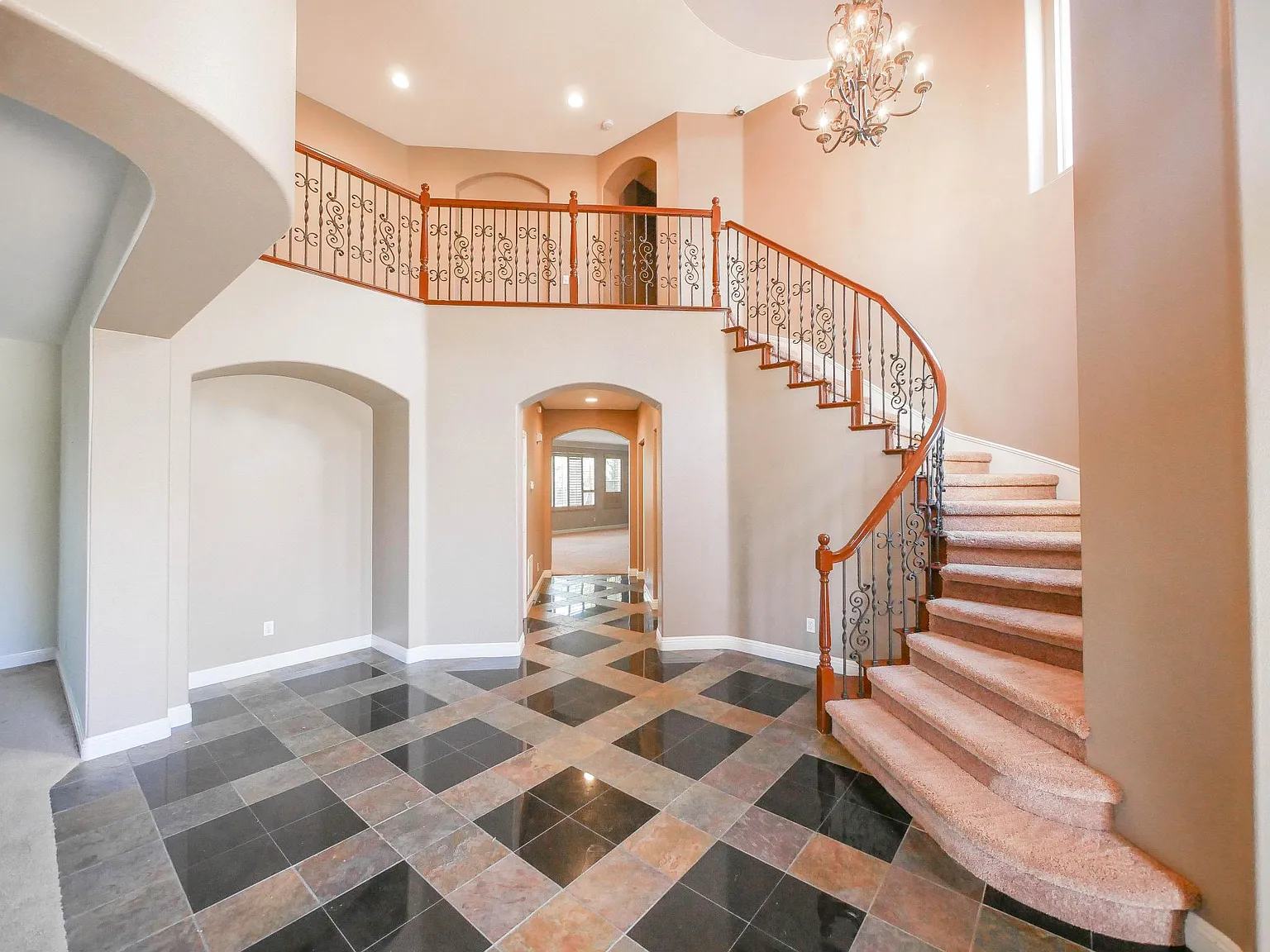 5 bed, 5.5 bath, 5401 sqft, $7,400 — Photo 4