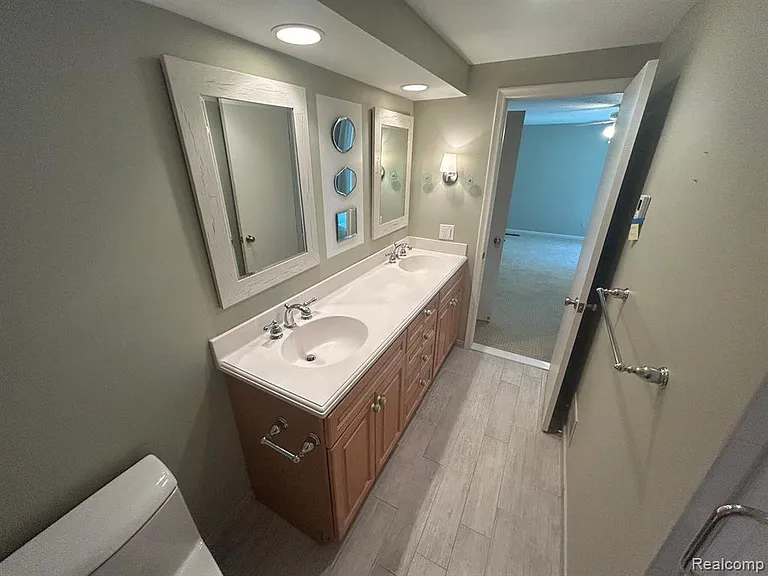 24915 Lakeland St — Photo 25