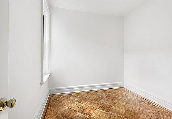 4th image of 585 Park Pl APT 2r