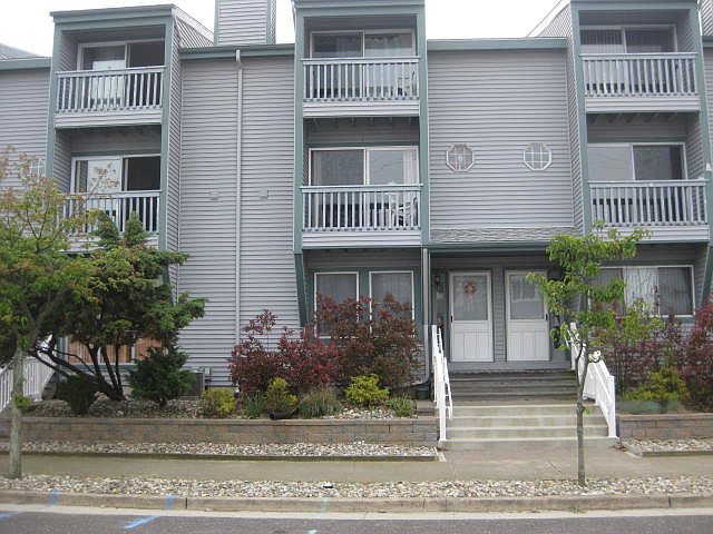 1st image of 241 Bay Ave #241