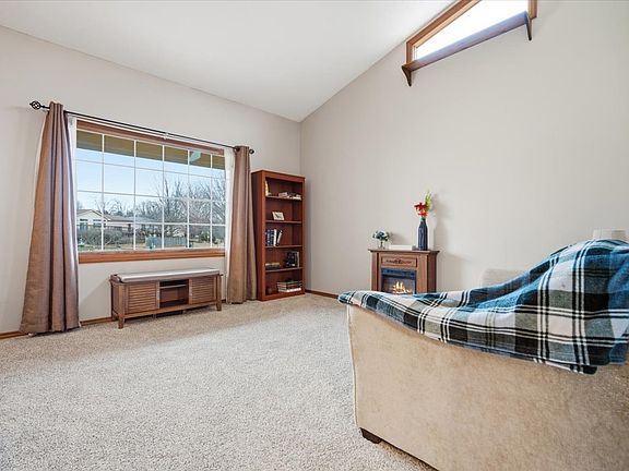 5th image of 303 Jo Ann Ct