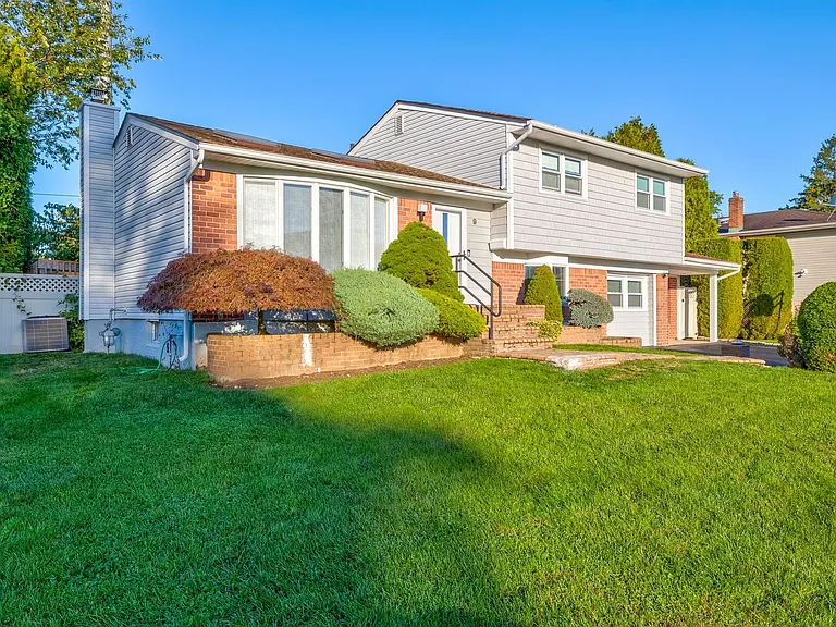 9 Lakeville Ln — Photo 4