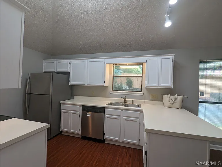 191 S Burbank Dr — Photo 5