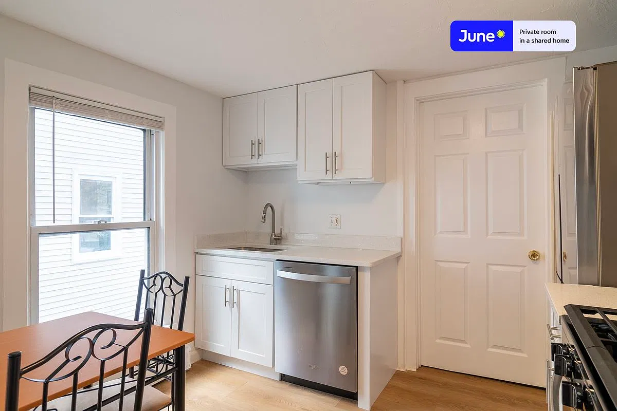 Queen bedroom in 4 bed/4 bath home in East Cambridge #1786 D — Photo 3