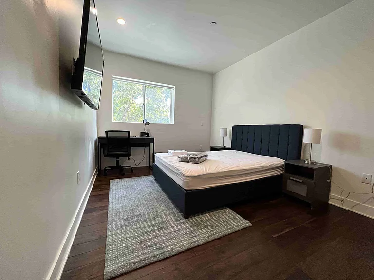 1747 N La Brea Ave — Photo 23