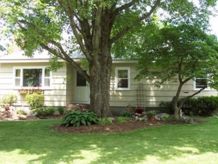 Armstrong Dr — Photo 2
