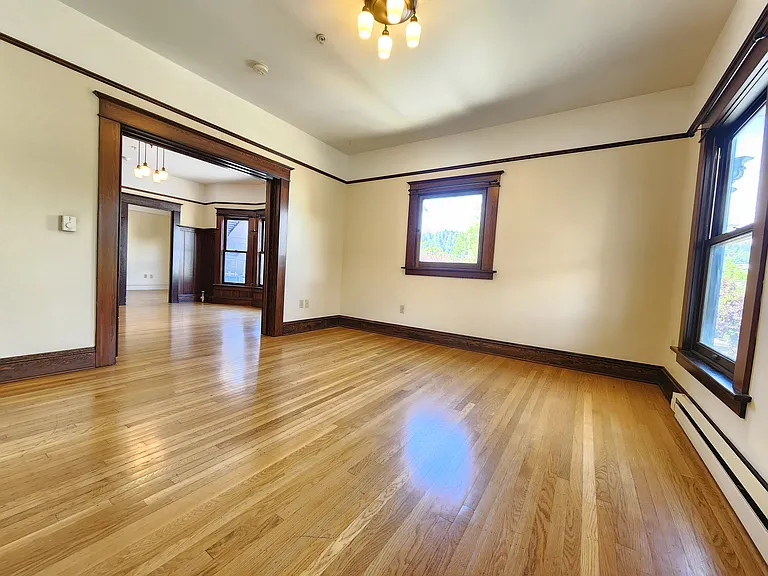 Living Room / Entry