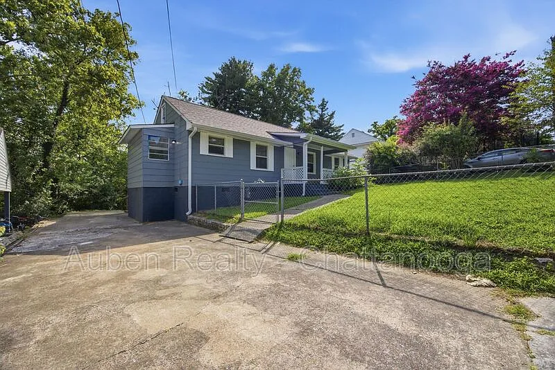 3 bed, 1.5 bath, 1300 sqft, $1,550 — Photo 3