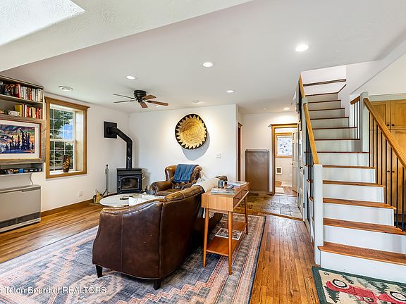 5th image of 315 E Harper Ave