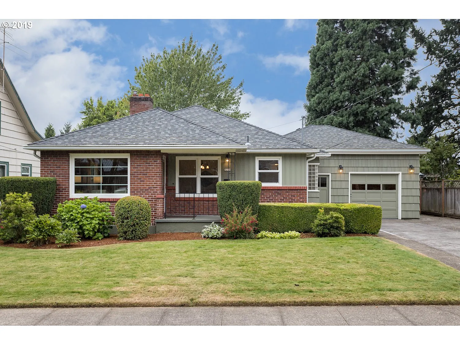 3218 SE Franklin St photo 1