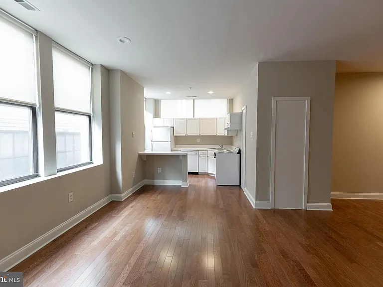 220-2 S 16th St #402 — Photo 15
