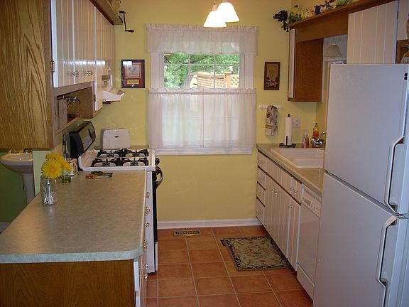 Kitchen 11.5' X 16'6"